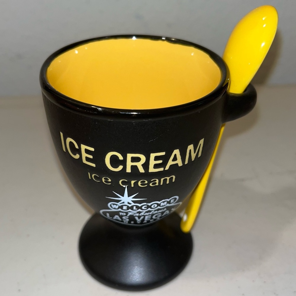 Las Vegas nevada ice cream cup with spoon Souvenir black/yellow never used
